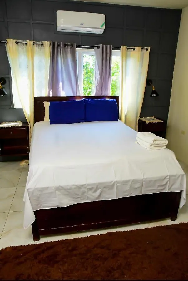 Portmore Villa דירה