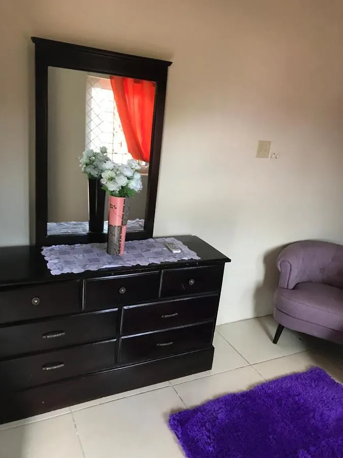Portmore Villa דירה